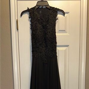 Elegant Black Sleeveless Gown